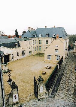 Le Musée-Hôtel Bertrand vu de la place Saint-Martial