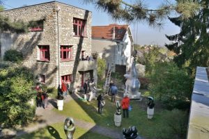 Installation du "Berger des Nuages" dans son jardin